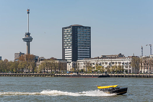 荷兰鹿特丹港口的现代建筑和海里的出租船