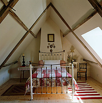 床,遮盖,红色,白色,被子,中心,阁楼,卧室