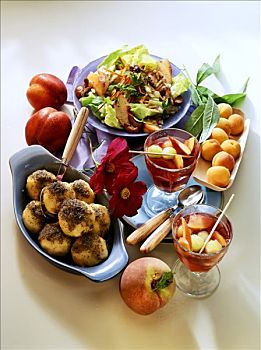 蔬菜沙拉,桃,杏仁布丁,水果冷汤