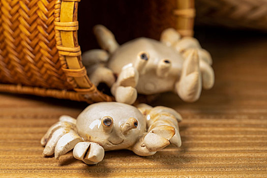 精致的手工陶艺螃蟹与竹编篓子