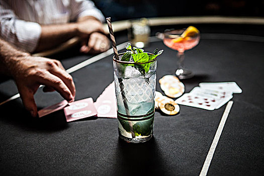 赌桌,纸牌,筹码,鸡尾酒