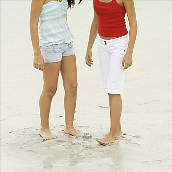 两个女孩,站立,海滩