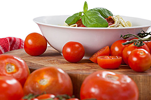 意大利细面条,意大利面,西红柿,药草,白色背景