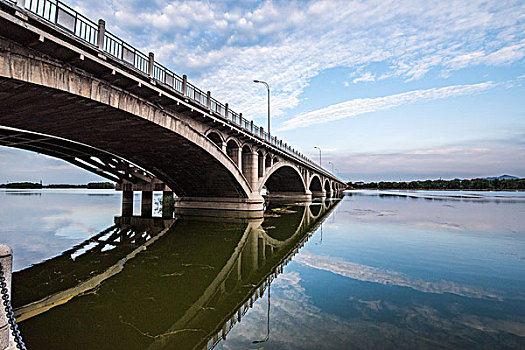 湖泊上的现代桥梁