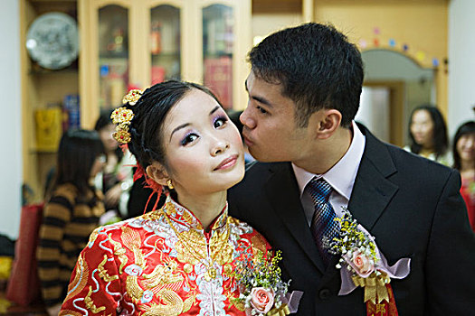 新娘,衣服,传统,中国人,看镜头,新郎,吻,脸颊