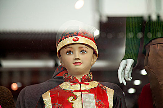 橱窗内儿童模特模型展示服装