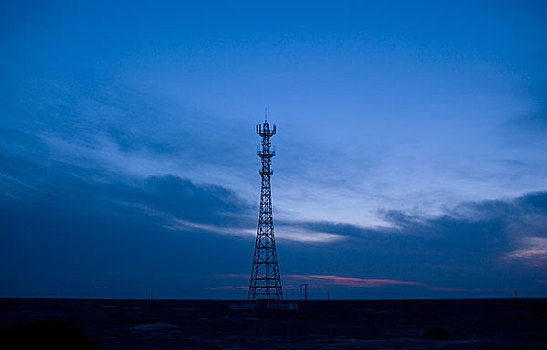 黎明中的通讯塔