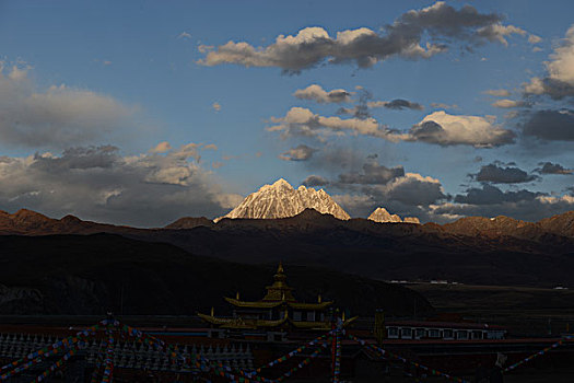 雅拉神山