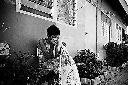 老太太,刺绣,户外,家,拥挤,贫民窟,区域,马尼拉,家庭,菲律宾,十二月,2007年