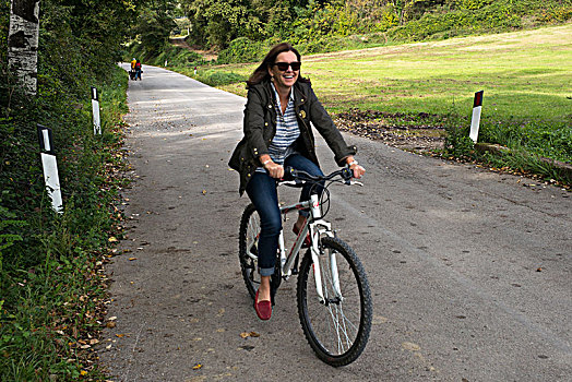 高兴,女人,骑自行车,乡间小路,托斯卡纳,意大利