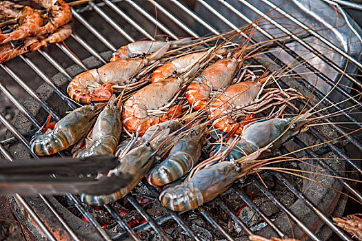 泰国芭堤雅金沙岛特色海鲜小吃烤虾