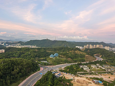 清晨时分的广东惠州市区三环西路航拍风光