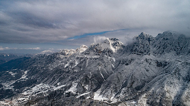 冬日的湖北神农架雪山