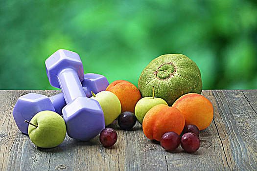 健康生活方式运动哑铃和水果