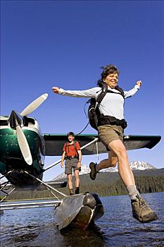 人,跳跃,水上飞机,海岸线,湖,远足,基奈,肯奈半岛,阿拉斯加,夏天