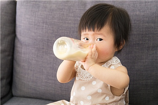 亚洲,女婴,牛奶