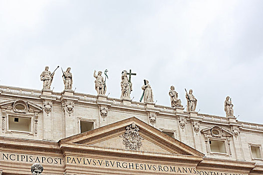 圣彼得大教堂楼顶雕像