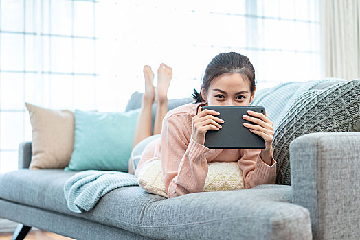 年轻女子在家使用平板电脑