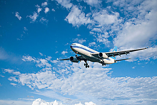 南方航空的飛機正降落重慶江北機場