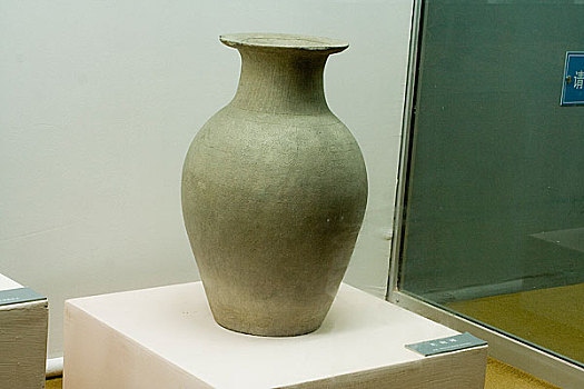 内蒙古博物馆陈列东汉灰陶罐