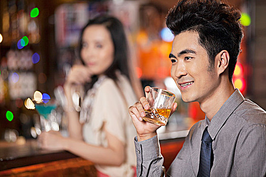 青年男女在酒吧聚會