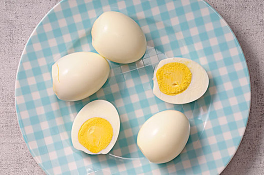 一半,煮鸡蛋,盘子