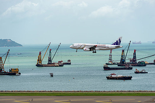 一架香港快运航空的客机正降落在香港国际机场