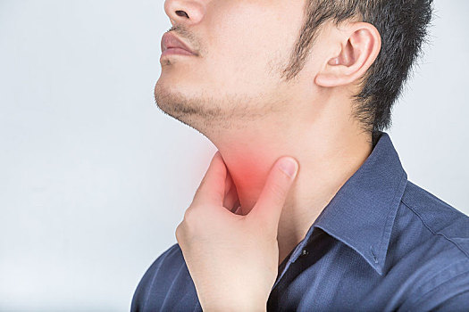 男人用手按压嗓子,常见疾病咽炎图片