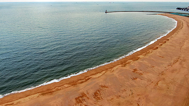 山东省日照市,1800多米的海龙湾,金色沙滩美轮美奂