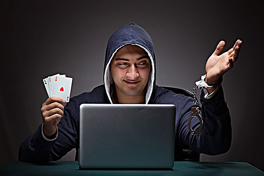 男青年,手拷,穿,帽衫,坐,正面,笔记本电脑,赌博