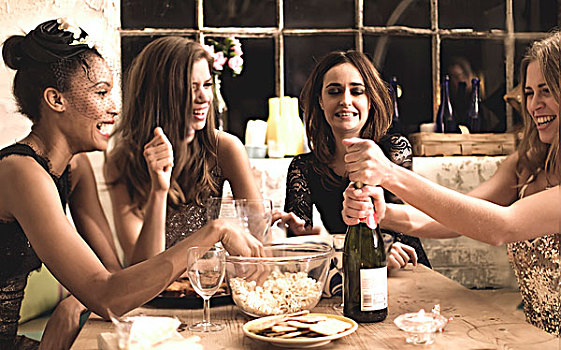 群体,女人,聚会,倒出,喝,香槟