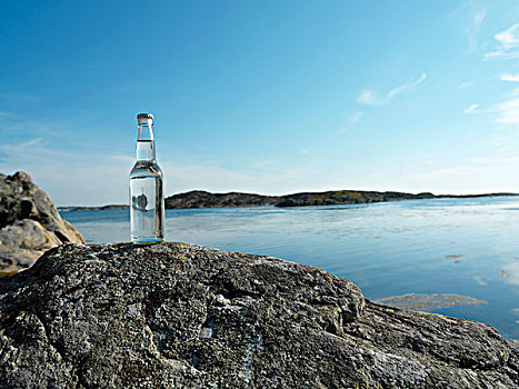 瓶子,岩石上,海上