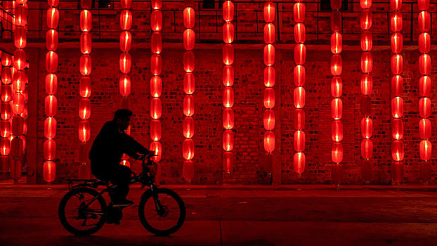 中国春节大红灯笼街边挂