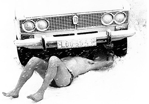 男人,卧,裸露,汽车,雪地,70年代,精准,地点,未知,捷克共和国,欧洲