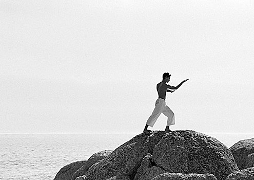 男人,太极拳,石头,靠近,海洋,侧面视角