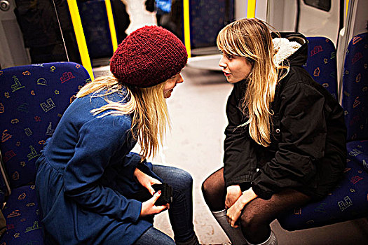 两个,女青年,交谈,地铁