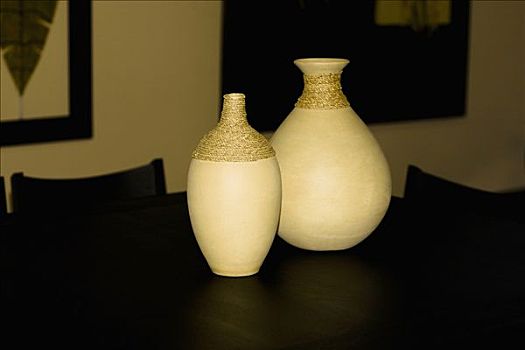 两个,花瓶,餐桌