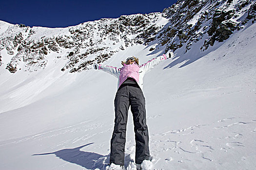 女人,滑雪,向后,斜坡