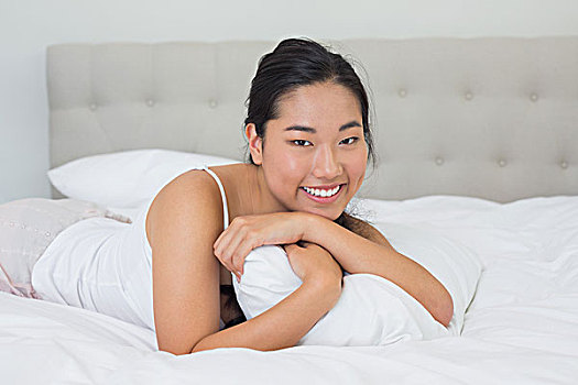 微笑,亚洲女性,躺着,床