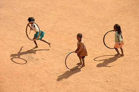孩子,玩,轮胎,乡村,街道,地区,区域,马达加斯加,非洲