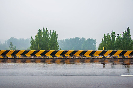 高速公路旁的围挡护栏