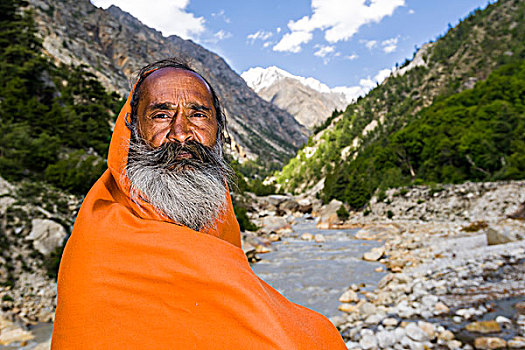 头像,52岁,老,苦行僧,坐,堤岸,神圣,恒河,遮盖,橙色,甘戈特里,北阿坎德邦,印度,亚洲