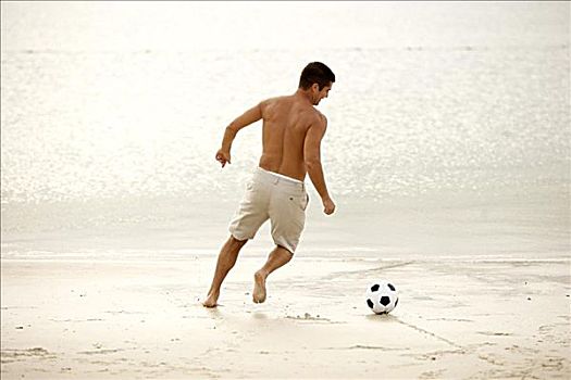 后视图,中年,男人,玩,足球,海滩
