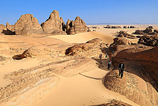 多,游客,远足者,砂岩,石头,排列,锡,塔西里,阿哈加尔,塔曼拉塞特,阿尔及利亚,撒哈拉沙漠,北非