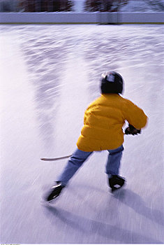 后视图,男孩,玩,冰球,户外,滑冰场