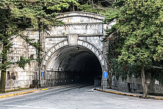 江西省九江市庐山风景牯岭镇公路隧道建筑景观