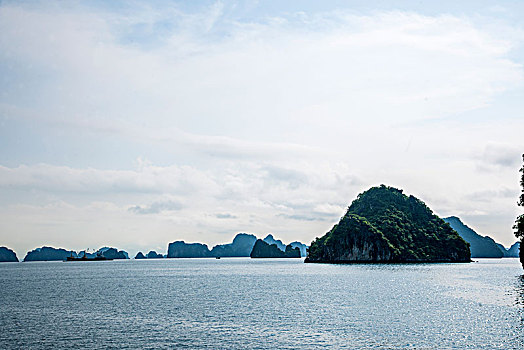 越南广宁鸿基市下龙湾海上石林