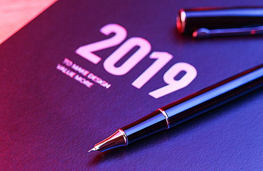 钢笔放在2019新年台历上
