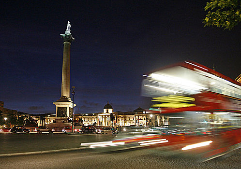 英格兰,伦敦,特拉法尔加广场,夜晚,红色公交车,过去,中心