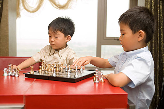 正在玩国际象棋的小孩